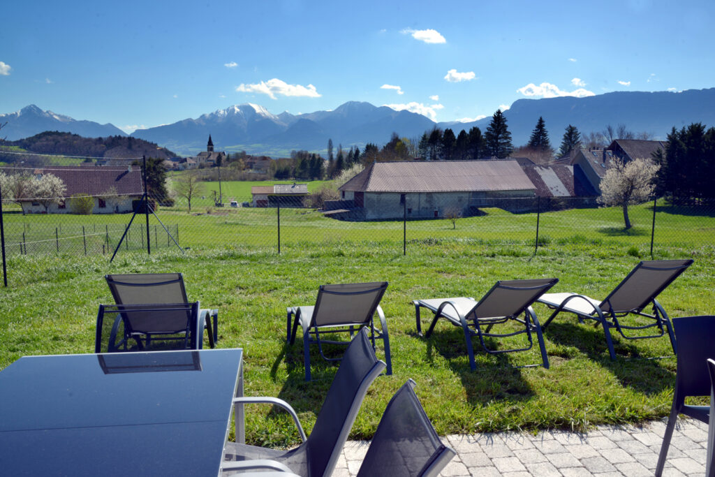 Photo de l'extérieur et des transats du grand gite à Lavars