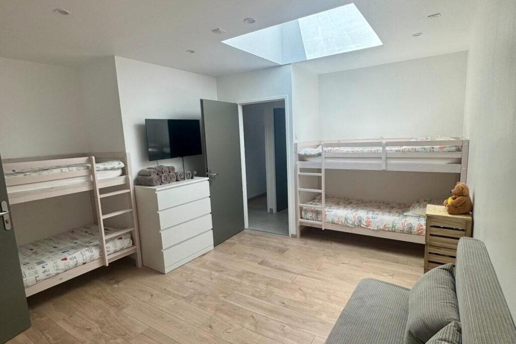 Photo du canapé et des lits de la chambre familiale du gîte proche Passerelles Himalayennes du Drac